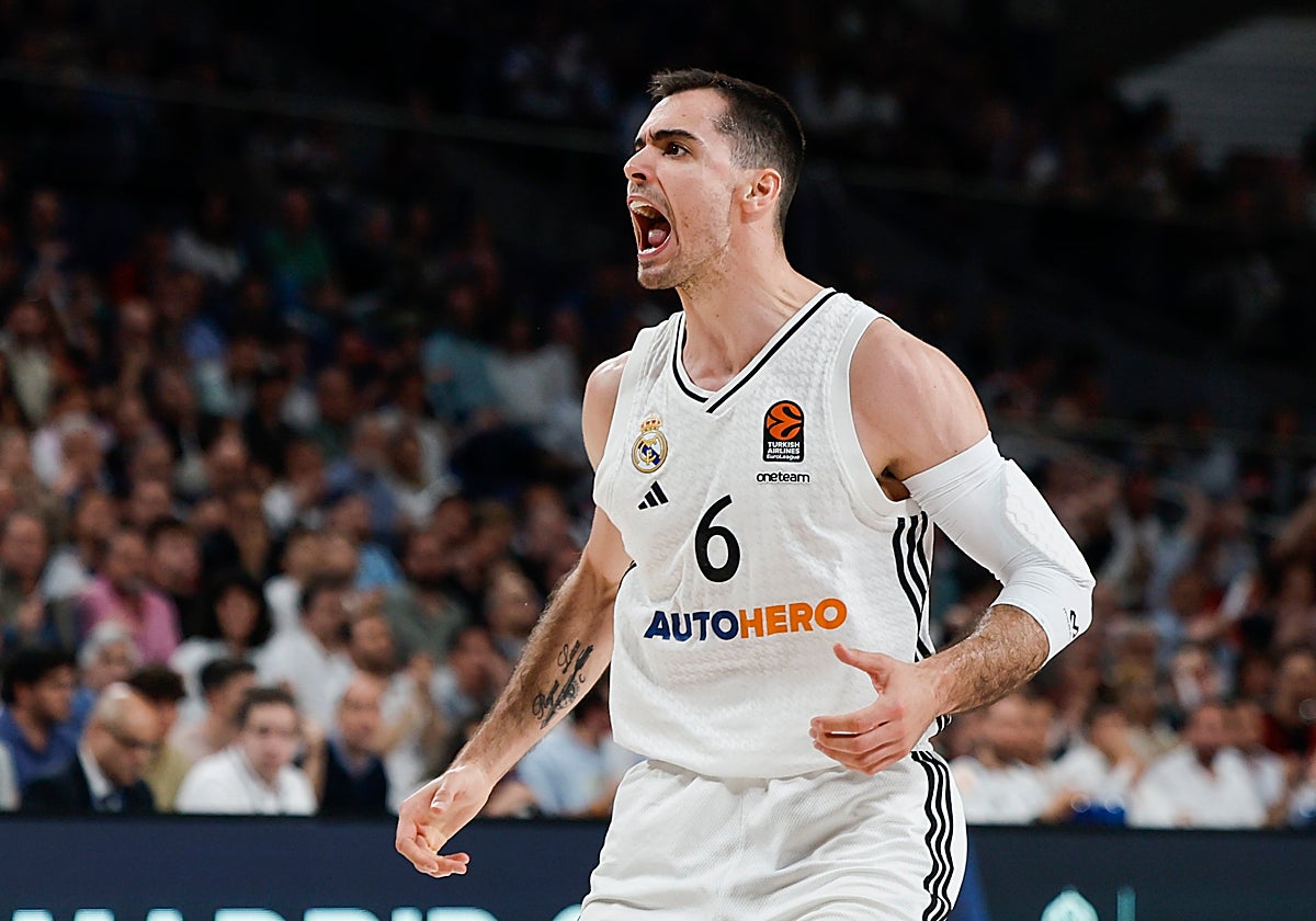 Abalde celebra una canasta ante el Olympiacos