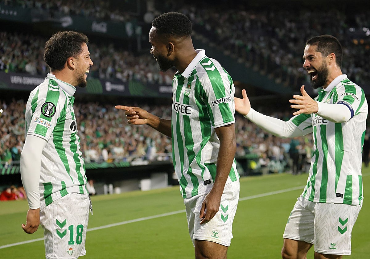 Fornals, Bakambu e Isco, celebrando un gol en la Conference League