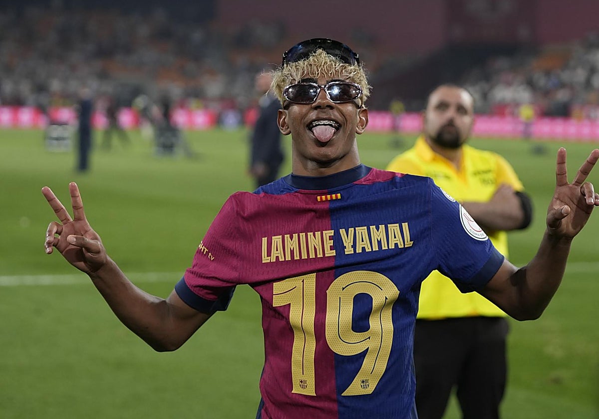 Lamine Yamal celebra la consecución de la Copa del Rey