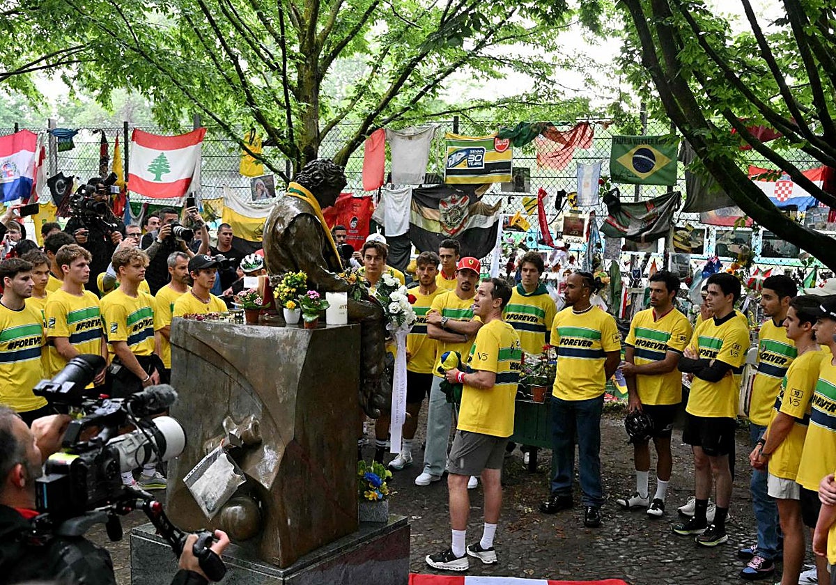 Los pilotos de F1, en una imagen de 2024 ante la estatua de Senna