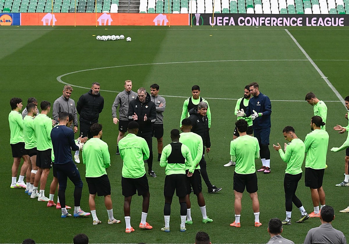 Futbolistas y técnicos del Betis, en el inicio del entrenamiento de este miércoles