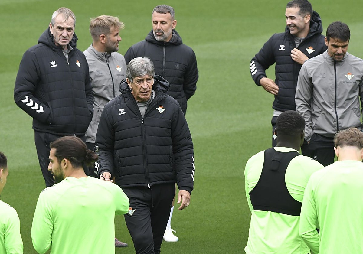Manuel Pellegrini, en el entrenamiento de este miércoles previo al Betis - Fiorentina de mañana