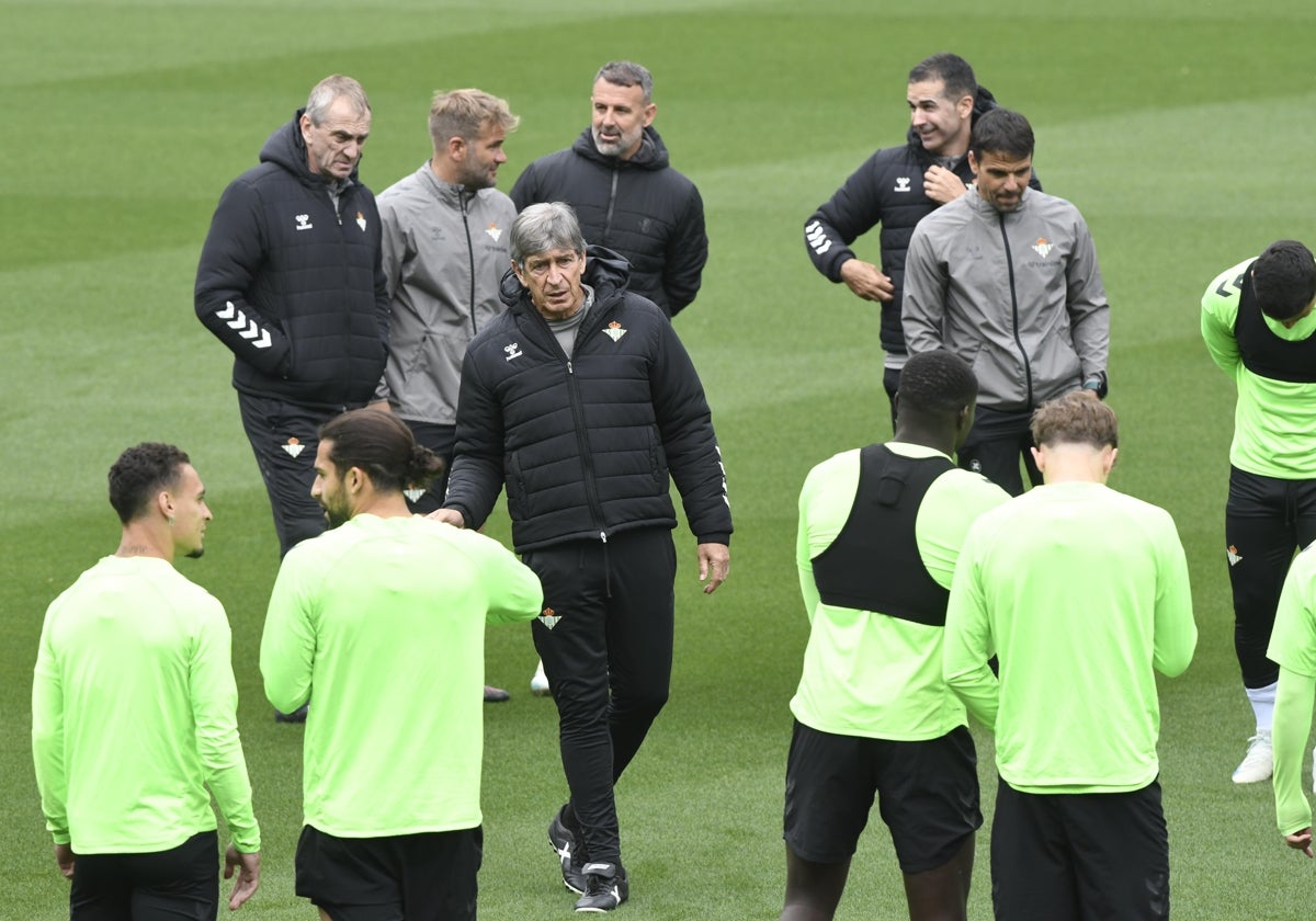 Pellegrini, el cuerpo técnico y sus jugadores, en el último entrenamiento antes del Betis - Fiorentina