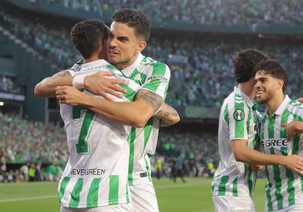 Bartra abraza a Antony tras el gol del brasileño ante la Fiorentina