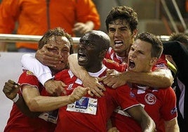 La UEFA y el Sevilla FC rememoran los 11 años de un testarazo épico: el de Mbia al Valencia