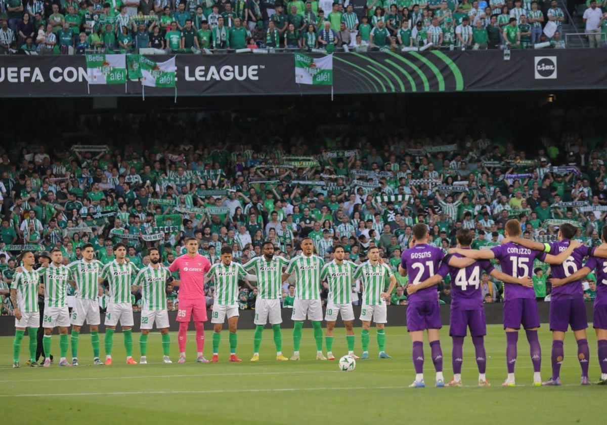 Minuto de silencio en memoria del Papa Francisco en los prolegómenos del Betis - Fiorentina