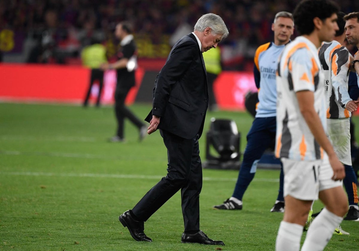 Ancelotti, cabizbajo tras la derrota en Copa del Rey ante el Barça