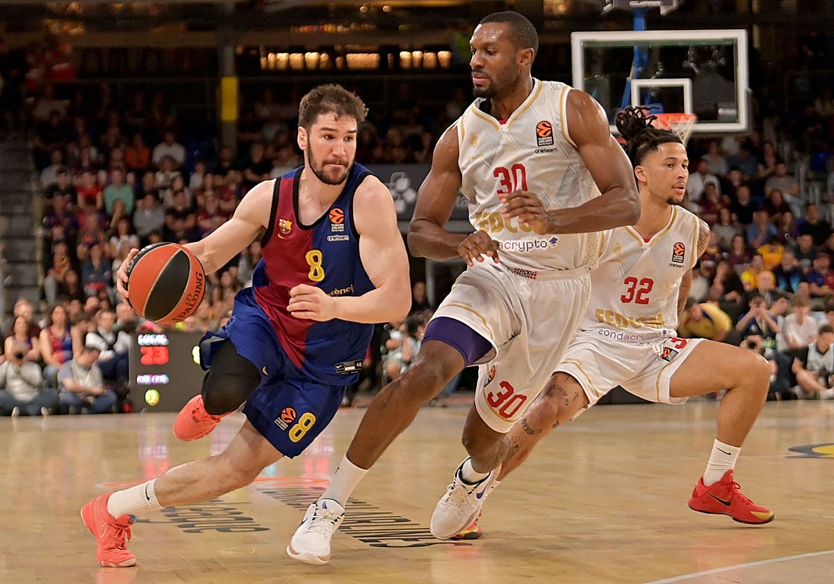 Brizuela avanza con la pelota en el Palau Blaugrana