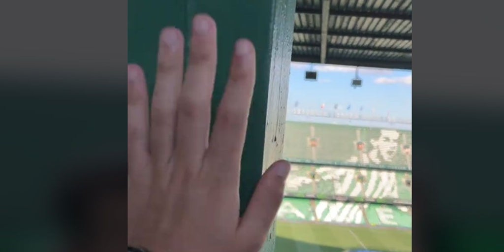 Va al campo del Betis y se queja del sitio que le ha tocado: «Tengo una viga enfrente y no veo»