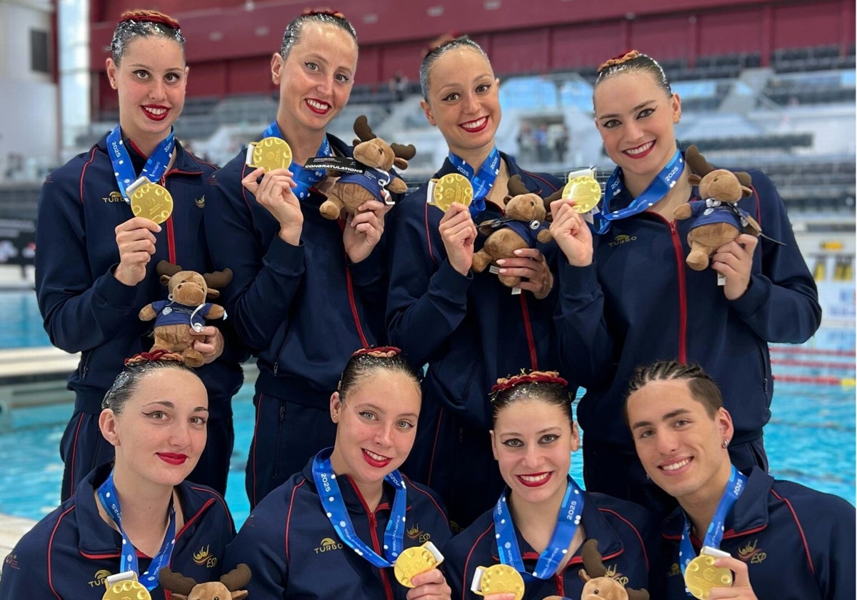 El equipo español, con Marina García y Alisa Ozhogina abajo a la izquierdo, luciendo el oro de la rutina libre