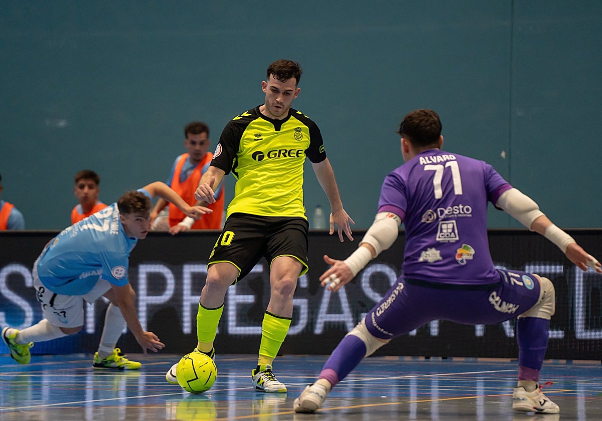 Cristian Povea, encarando al meta rival en el choque de esta noche contra la UD Ibiza Gasifred