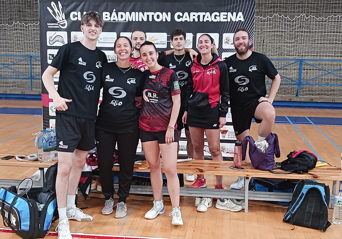 Los integrantes del Bádminton Rinconada, antes de la disputa del choque de semifinales