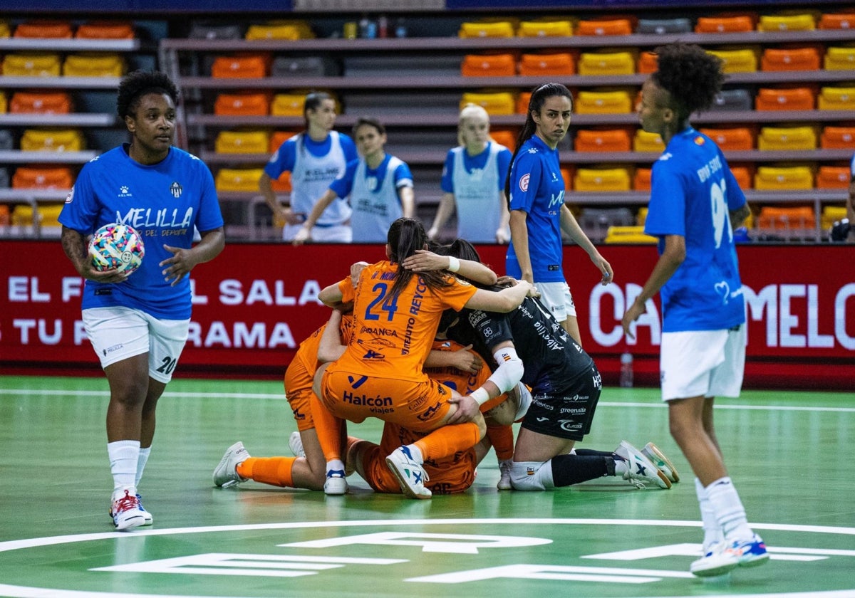Las jugadoras de Burela celebra un gol al Melilla Torreblanca