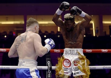 Canelo recupera el cuarto cinturón ante Scull en un combate sin golpes