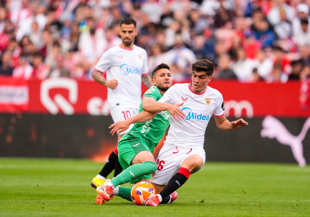 Juanlu trata de hacer con el balón ante Óscar, del Leganés
