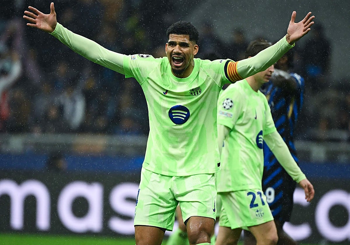 Araujo protesta durante el partido contra el Inter