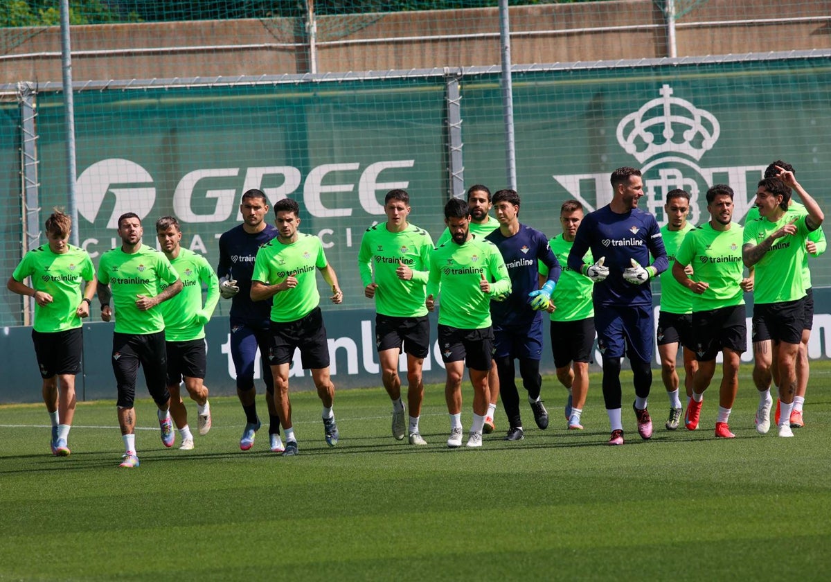 Imagen de un entrenamiento de Betis en la ciudad deportiva antes de viajar a Florencia