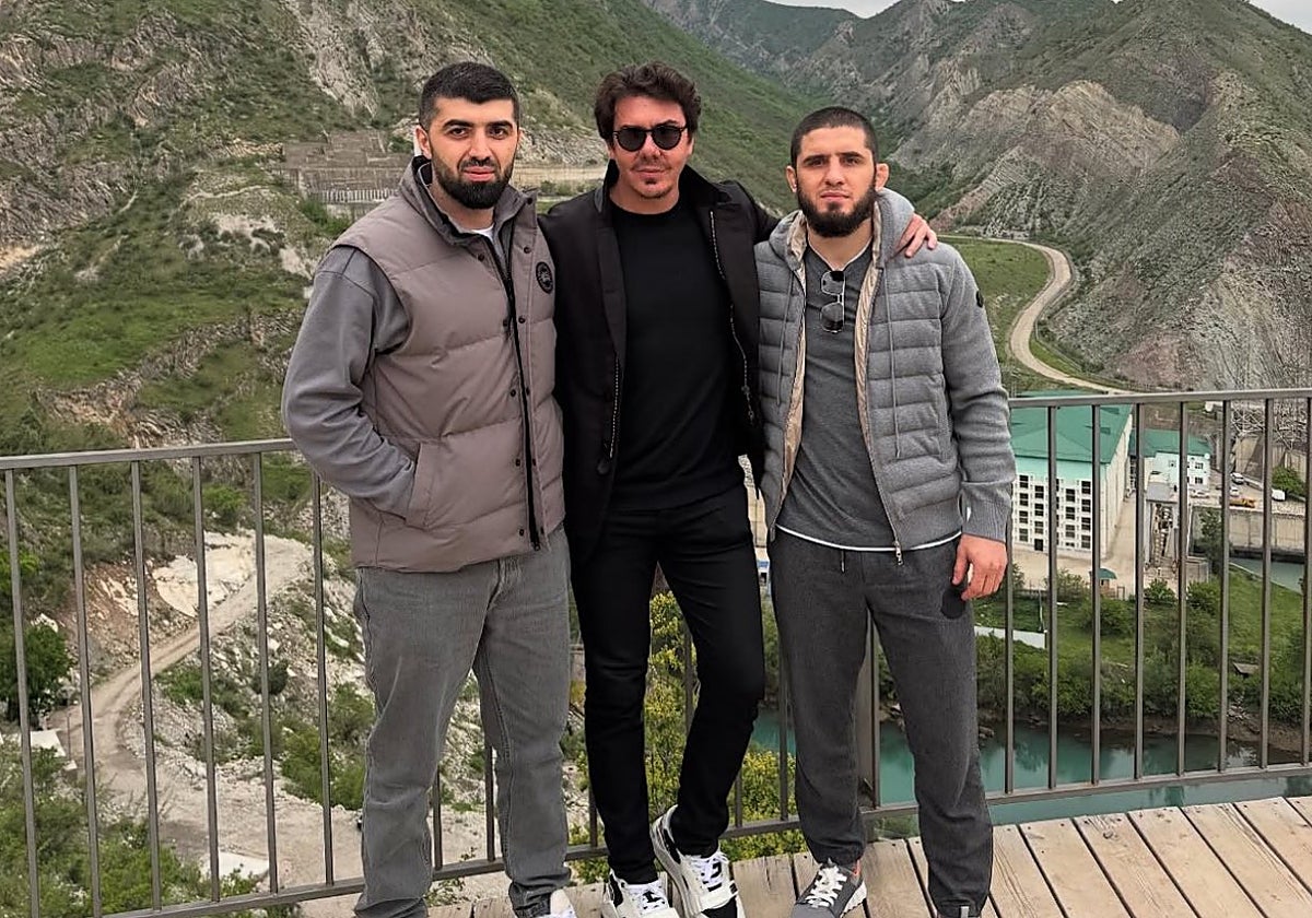 Hunter Campbell (centro), junto a Islam Makhachev y su mánager, en Daguestán