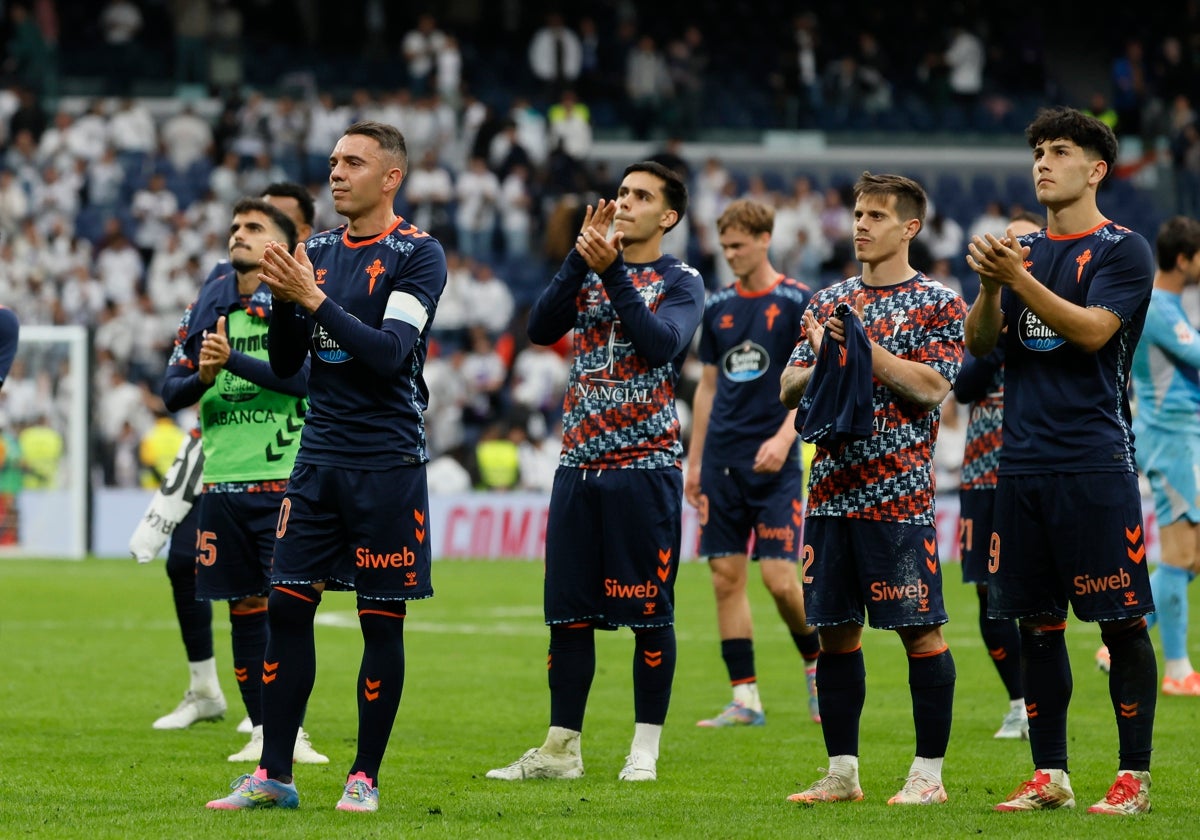 Alfon saluda a la afición del Celta junto a sus compañeros en el Bernabéu