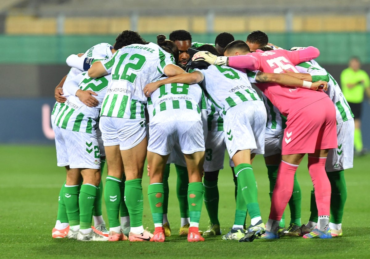 Los jugadores del Betis se conjuran antes de que dé comienzo el Fiorentina - Betis