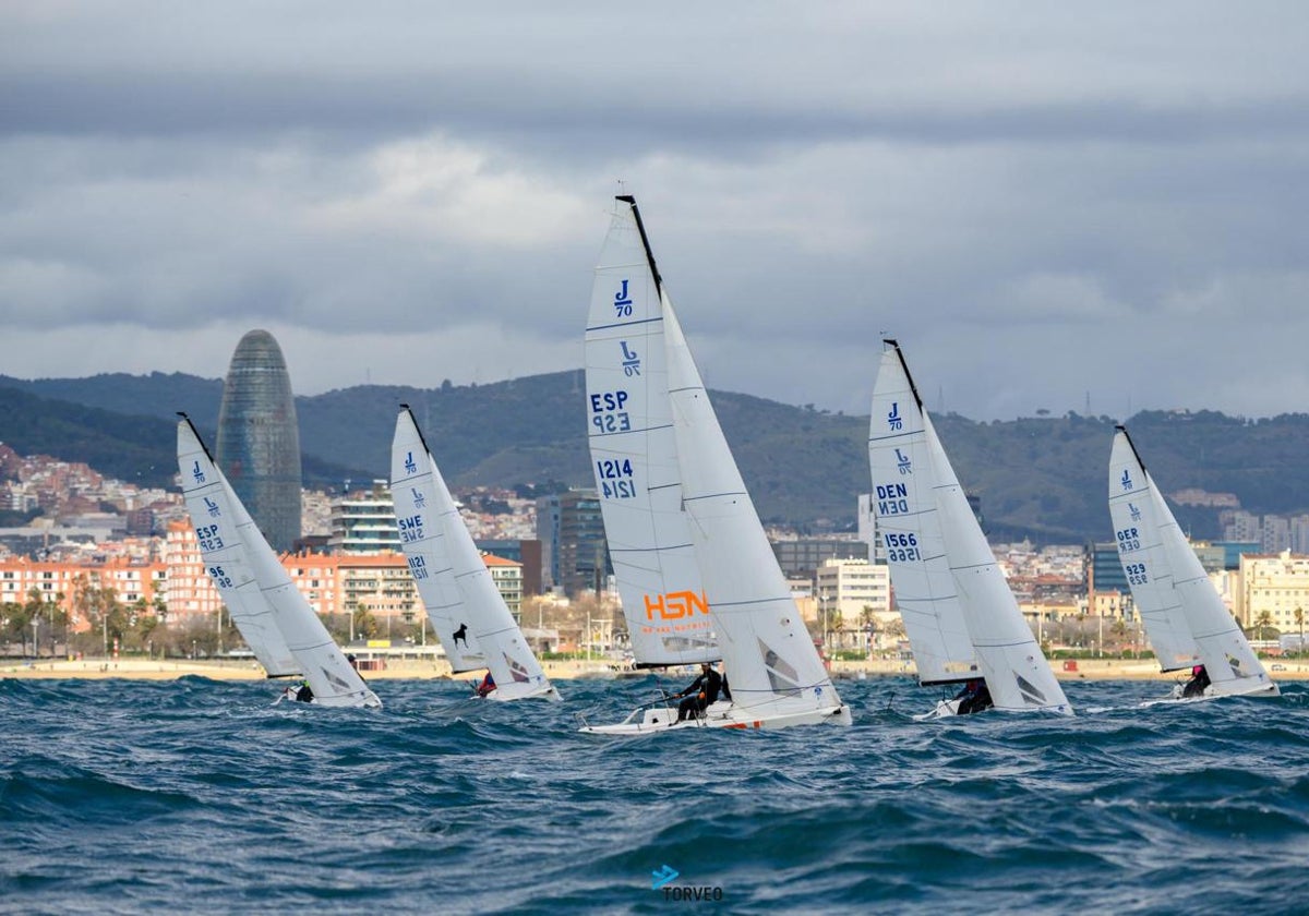 El HSN Sailing Team encabezando la flota en aguas de la ciudad condal