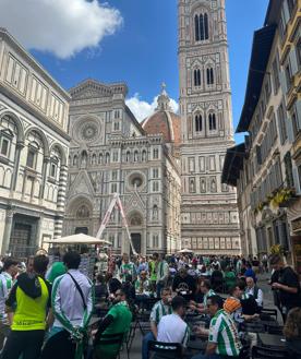 Imagen secundaria 2 - Más de 1.200 béticos toman las calles de Florencia