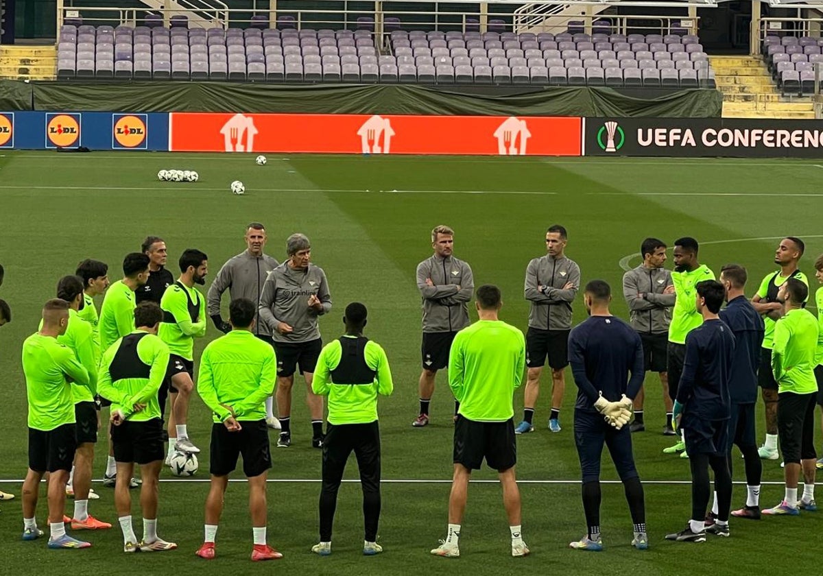 Pellegrini y sus jugadores, ayer en el Artemio Franchi, escenario del partido de este jueves
