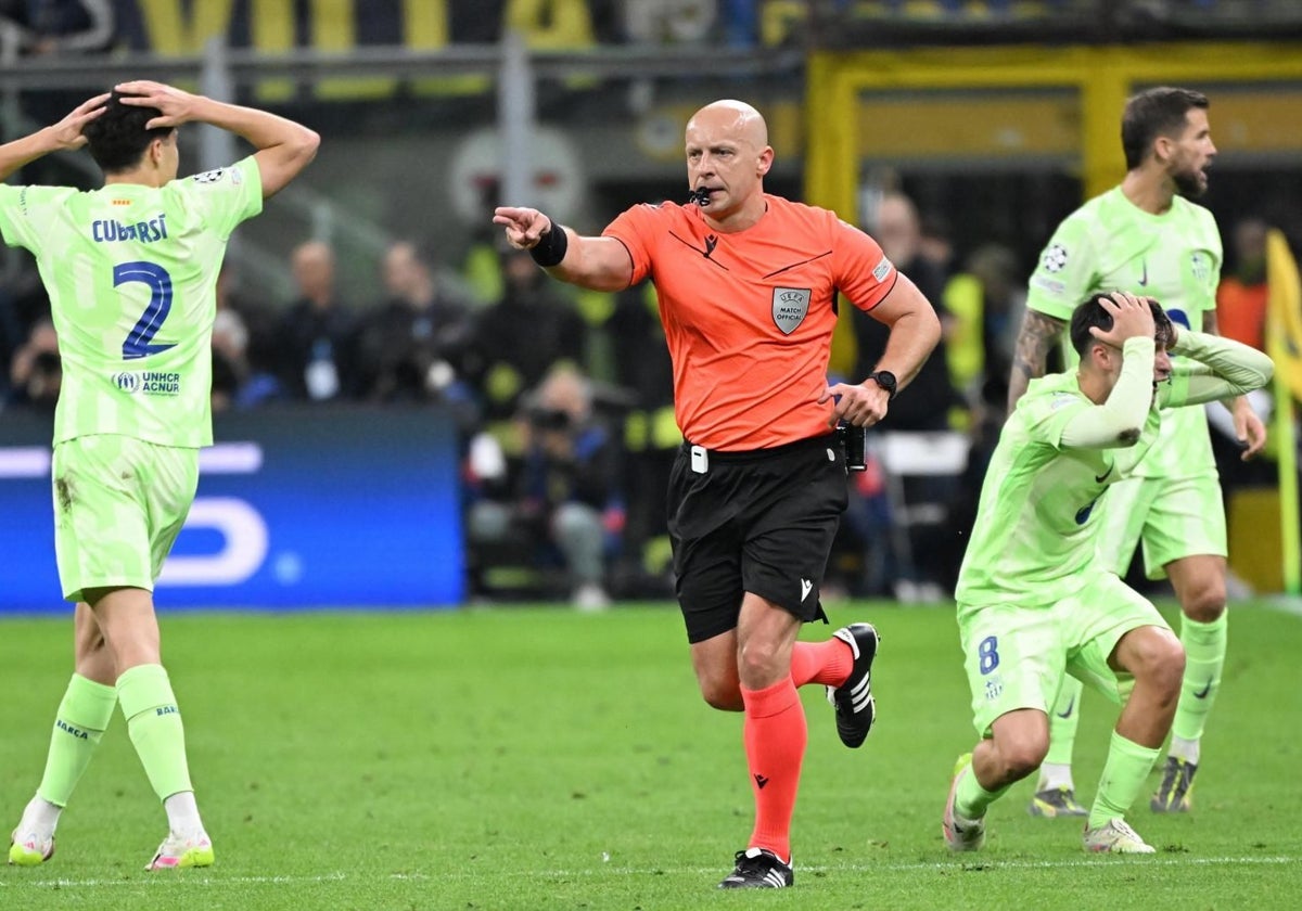 Marciniak pita penal contra el Barça ante la perplejidad de Cubarsí y Gavi