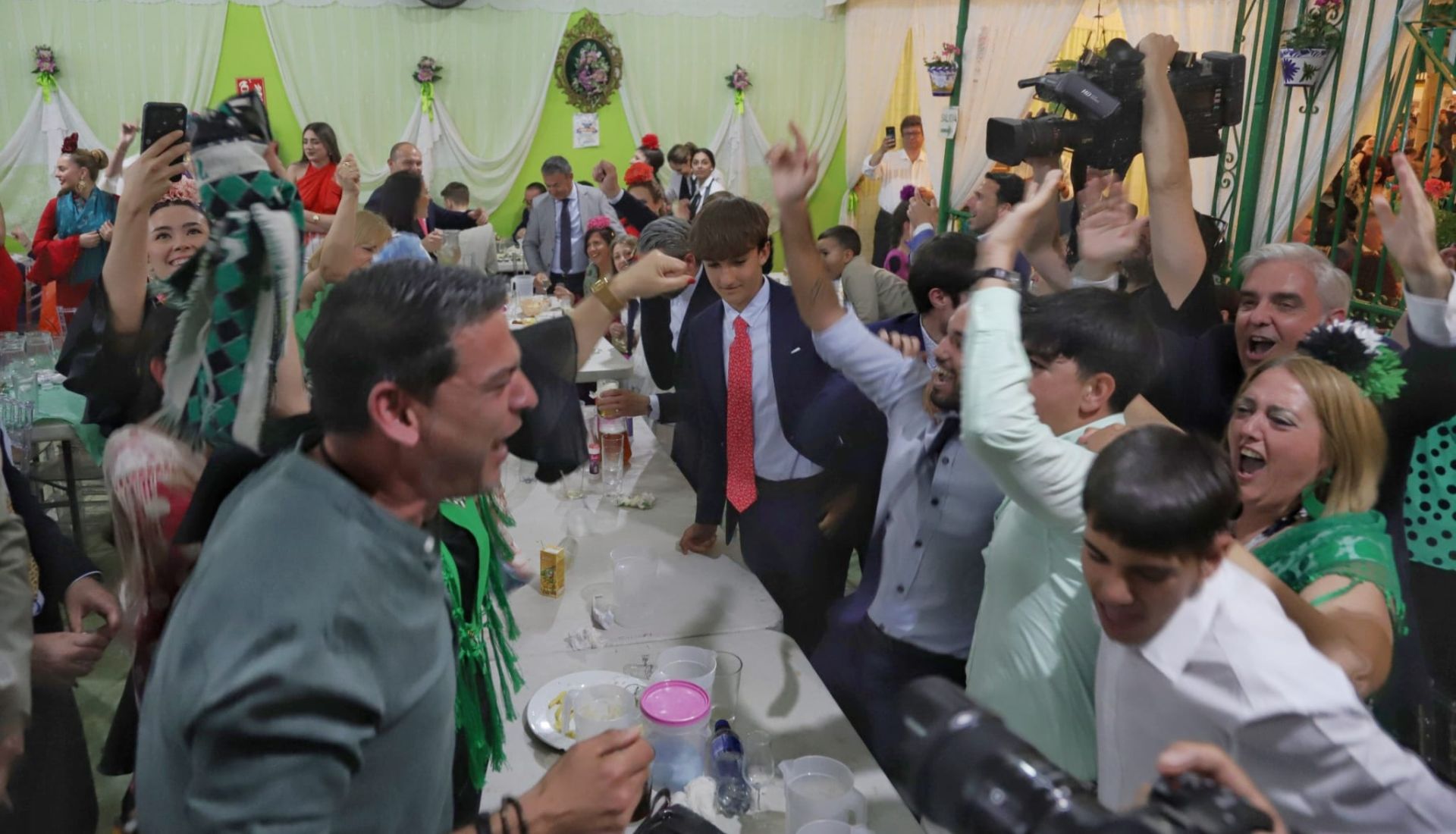 Celebración del pase del Betis a la final en una caseta de Feria