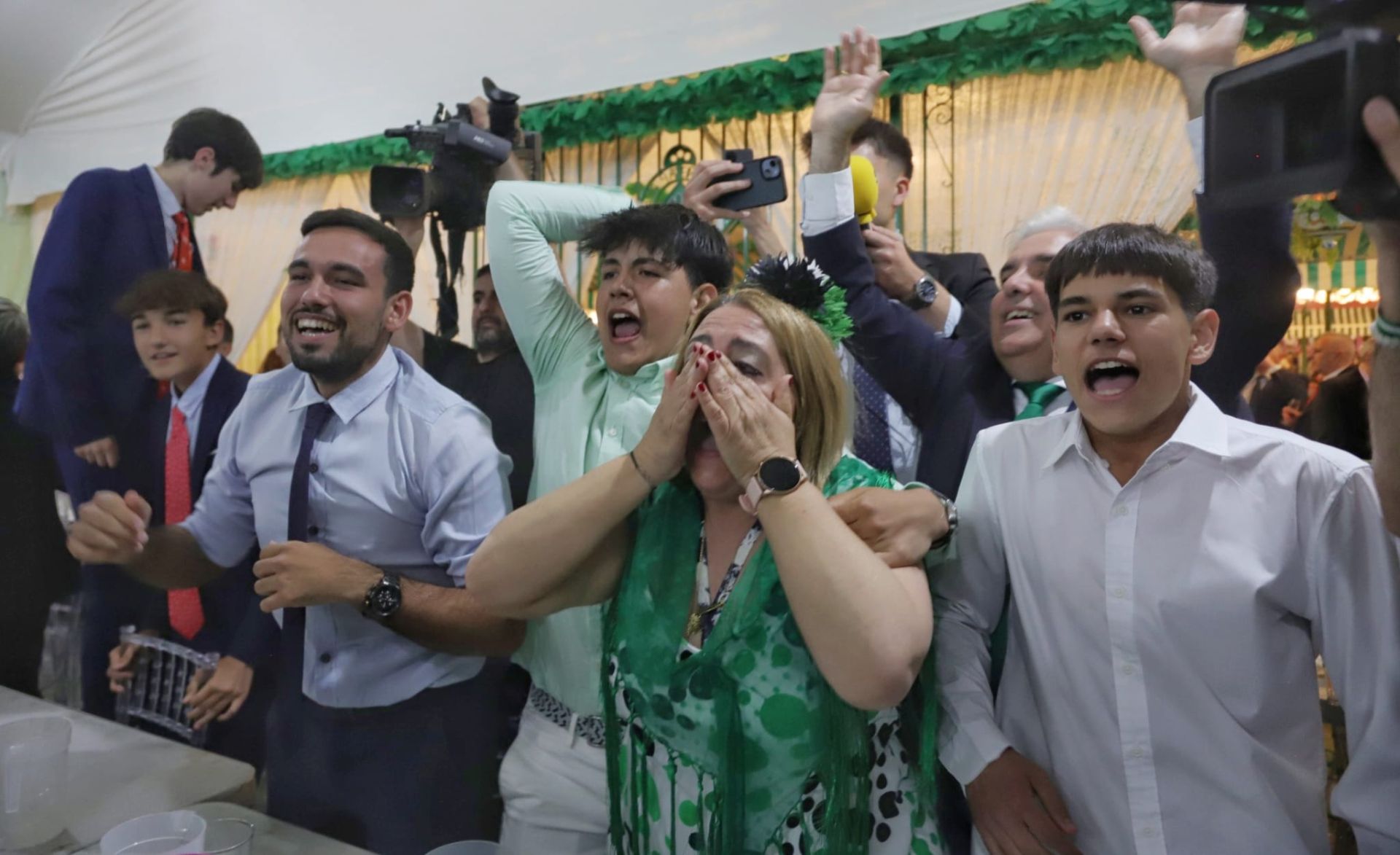 Celebración del pase del Betis a la final en una caseta de Feria