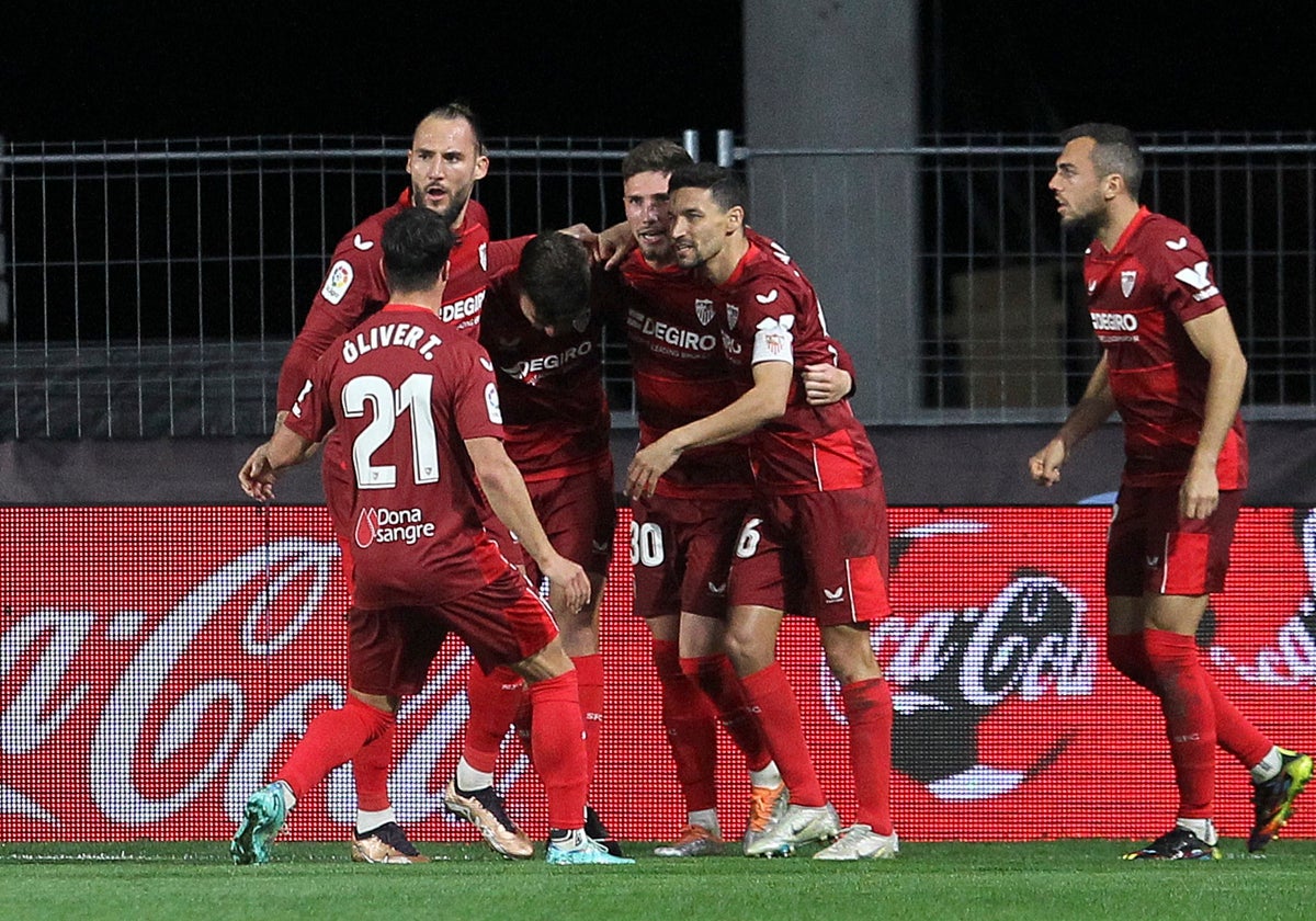 Los futbolistas del Sevilla celebran con Kike Salas su gol en Balaídos en 2022