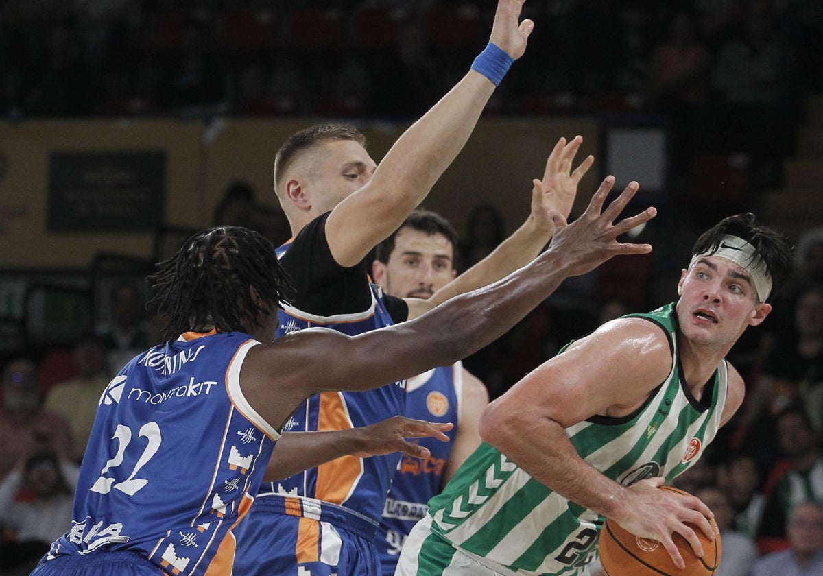 DeBisschop, defendido por tres jugadores del Flexicar Fuenlabrada