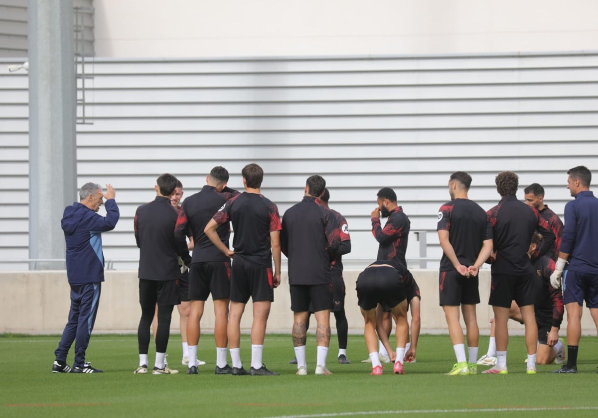 Caparrós se dirige a sus futbolistas en una sesión de entrenamiento reciente