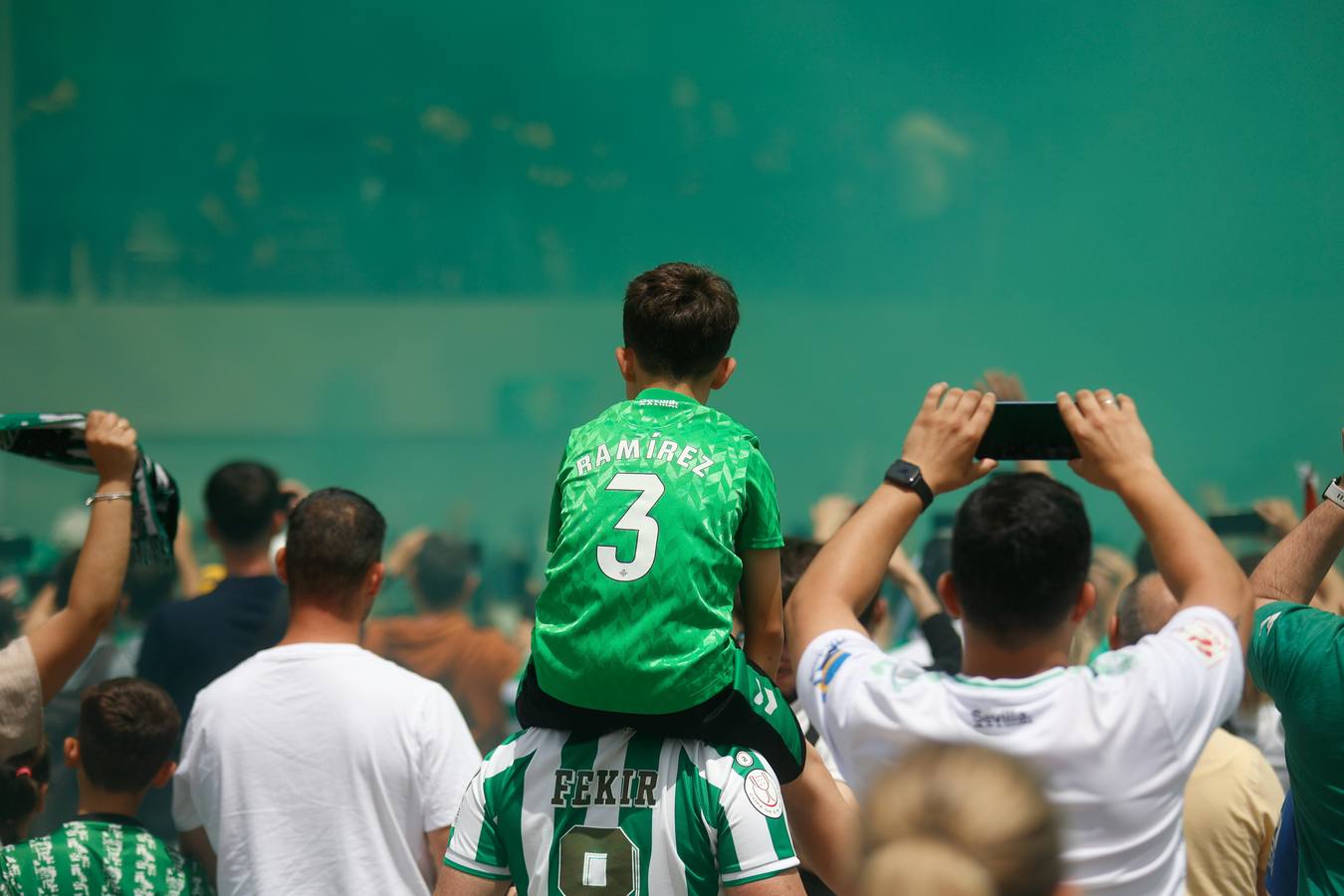 Celebración de la afición y el equipo, juntos en los exteriores del Villamarín tras el pase a la final de la Conference