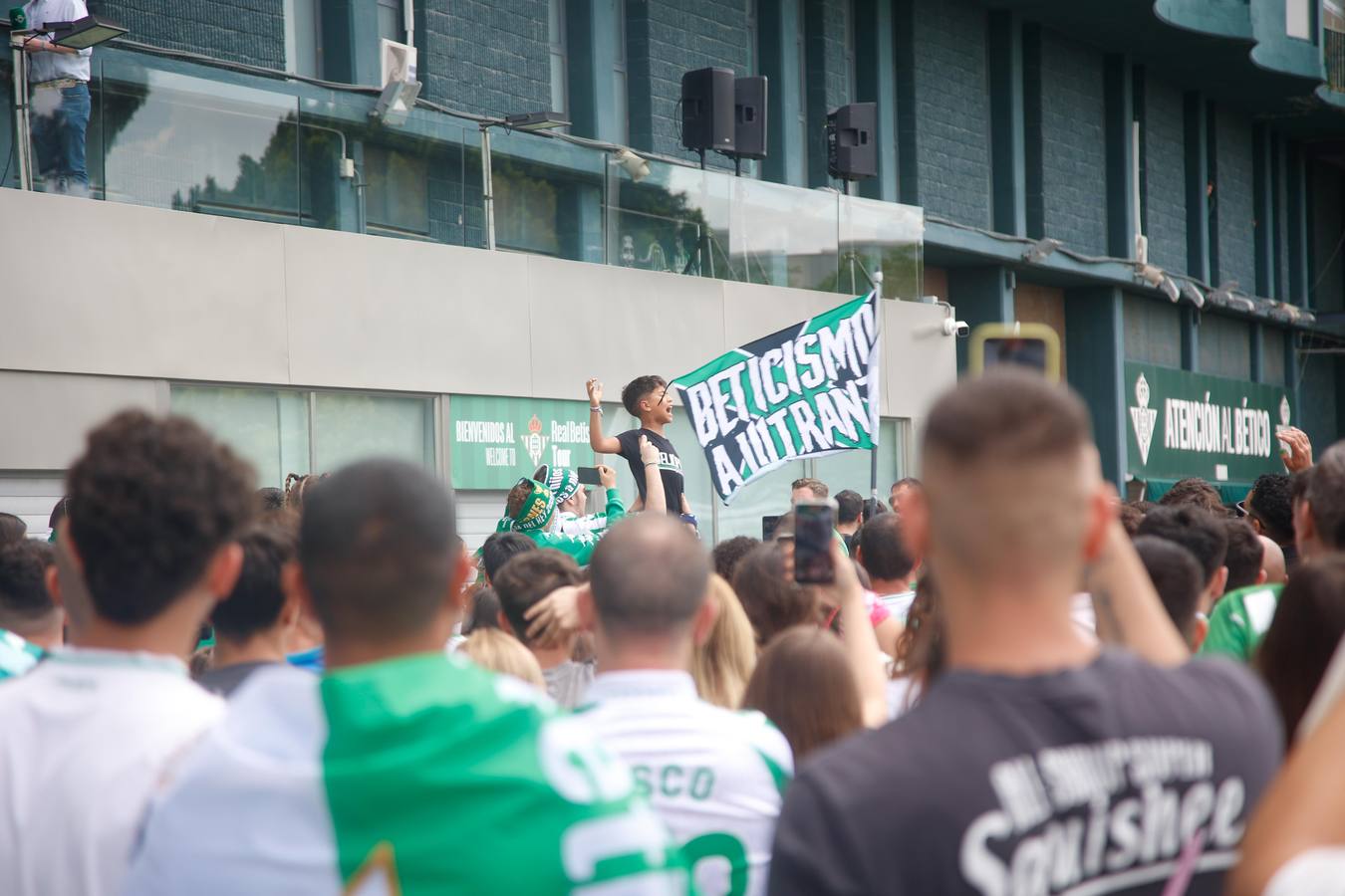 Celebración de la afición y el equipo, juntos en los exteriores del Villamarín tras el pase a la final de la Conference