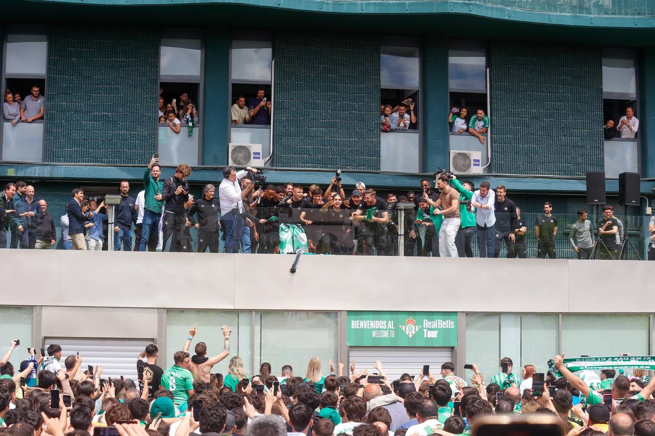 Celebración de la afición y el equipo, juntos en los exteriores del Villamarín tras el pase a la final de la Conference
