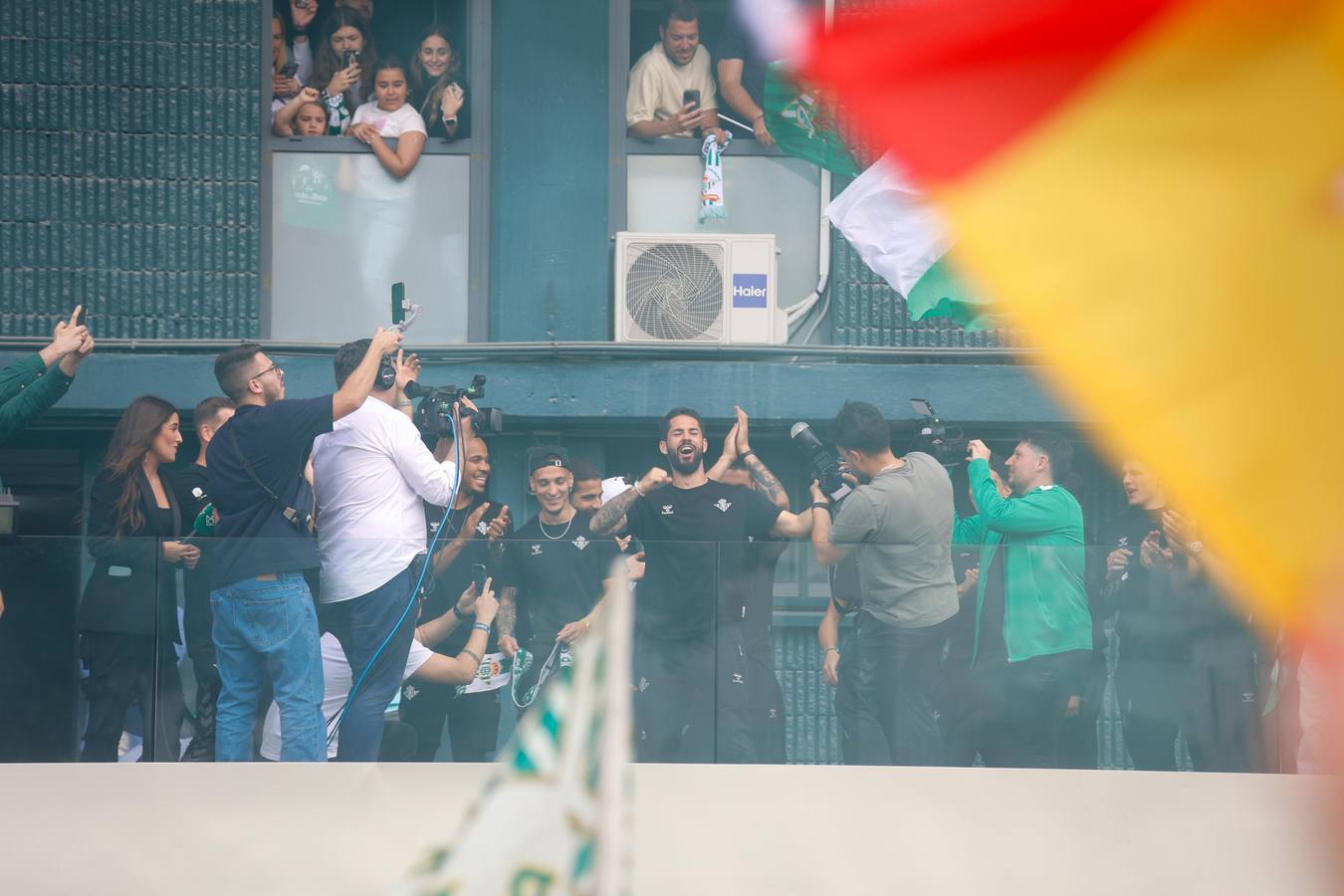 Celebración de la afición y el equipo, juntos en los exteriores del Villamarín tras el pase a la final de la Conference