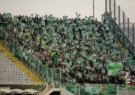 Fuertes quejas de la afición bética  ante el lanzamiento de bengalas y objetos de los seguidores de la Fiorentina