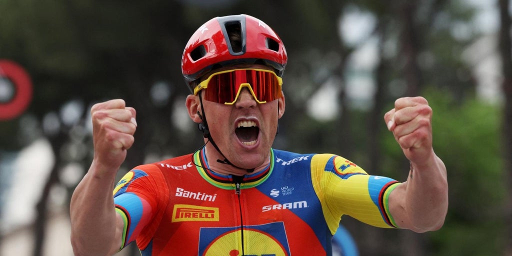 Mads Pedersen se enfunda el primer maillot rosa del Giro
