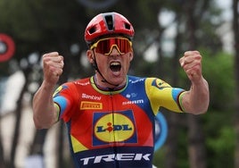 Mads Pedersen se enfunda el primer maillot rosa del Giro