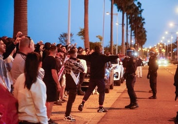 Cargas policiales en el hostil recibimiento en la ciudad deportiva a la expedición del Sevilla