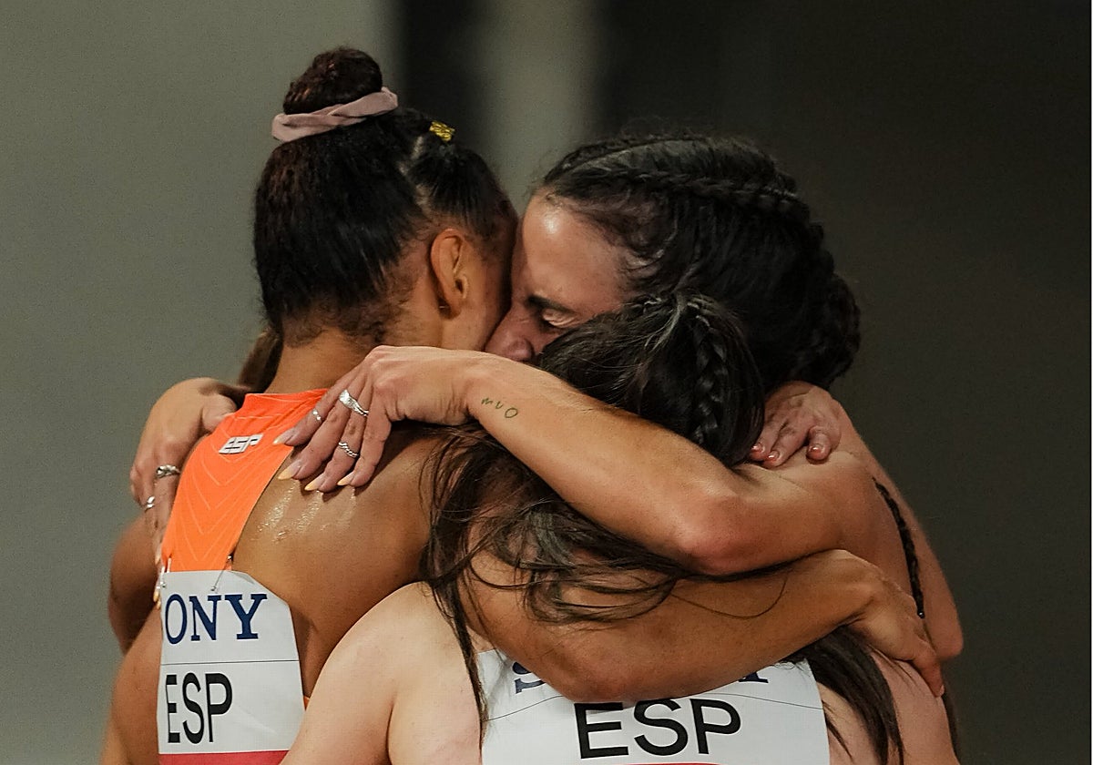 El cuarteto del relevo 4x100 femenino español, festejando la victoria en Guangzhou