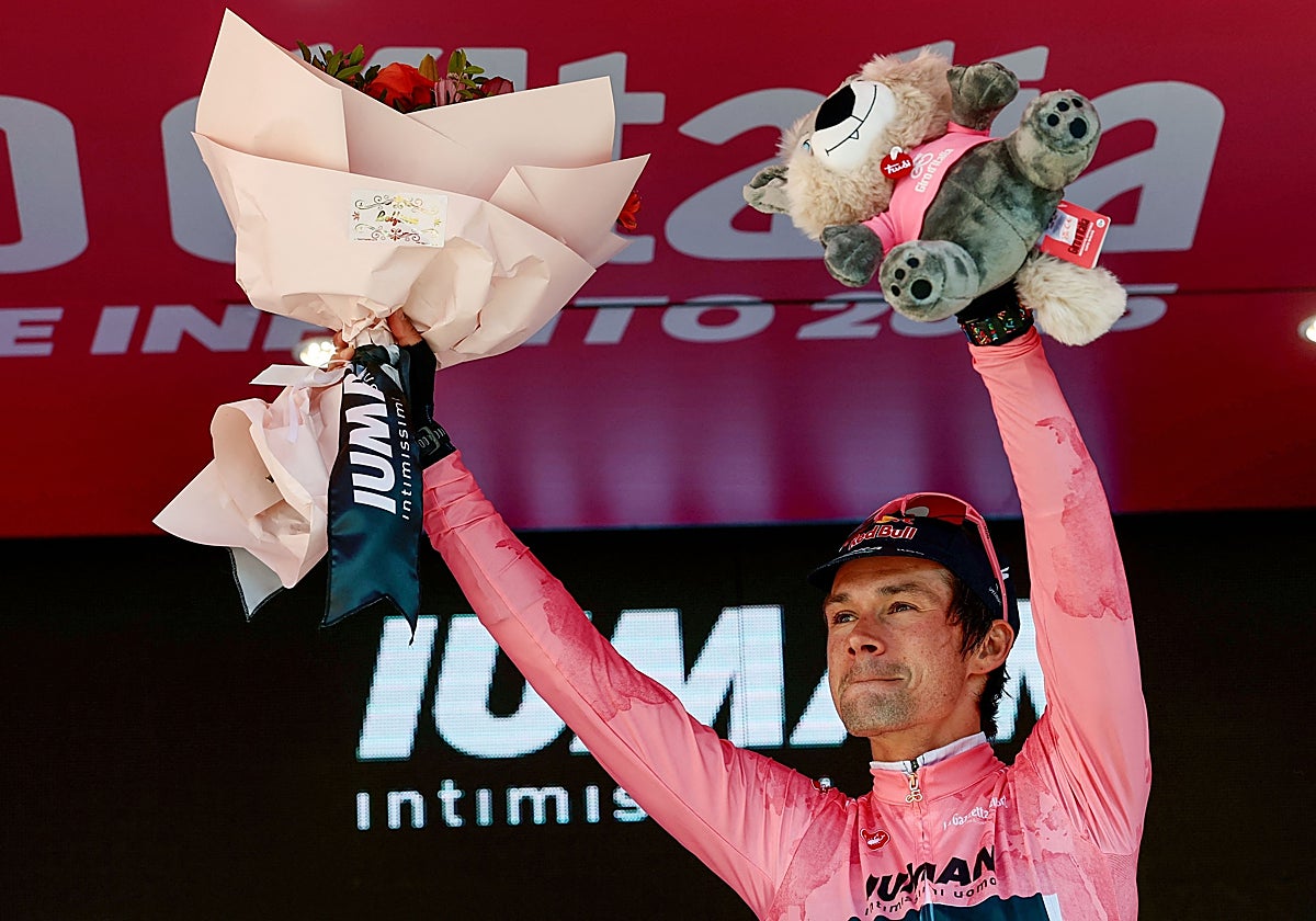 Roglic celebra el liderato con el maillot rosa