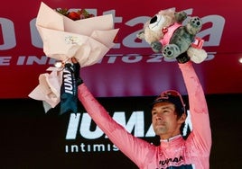 Roglic se viste de rosa y Tarling se lleva la contrarreloj