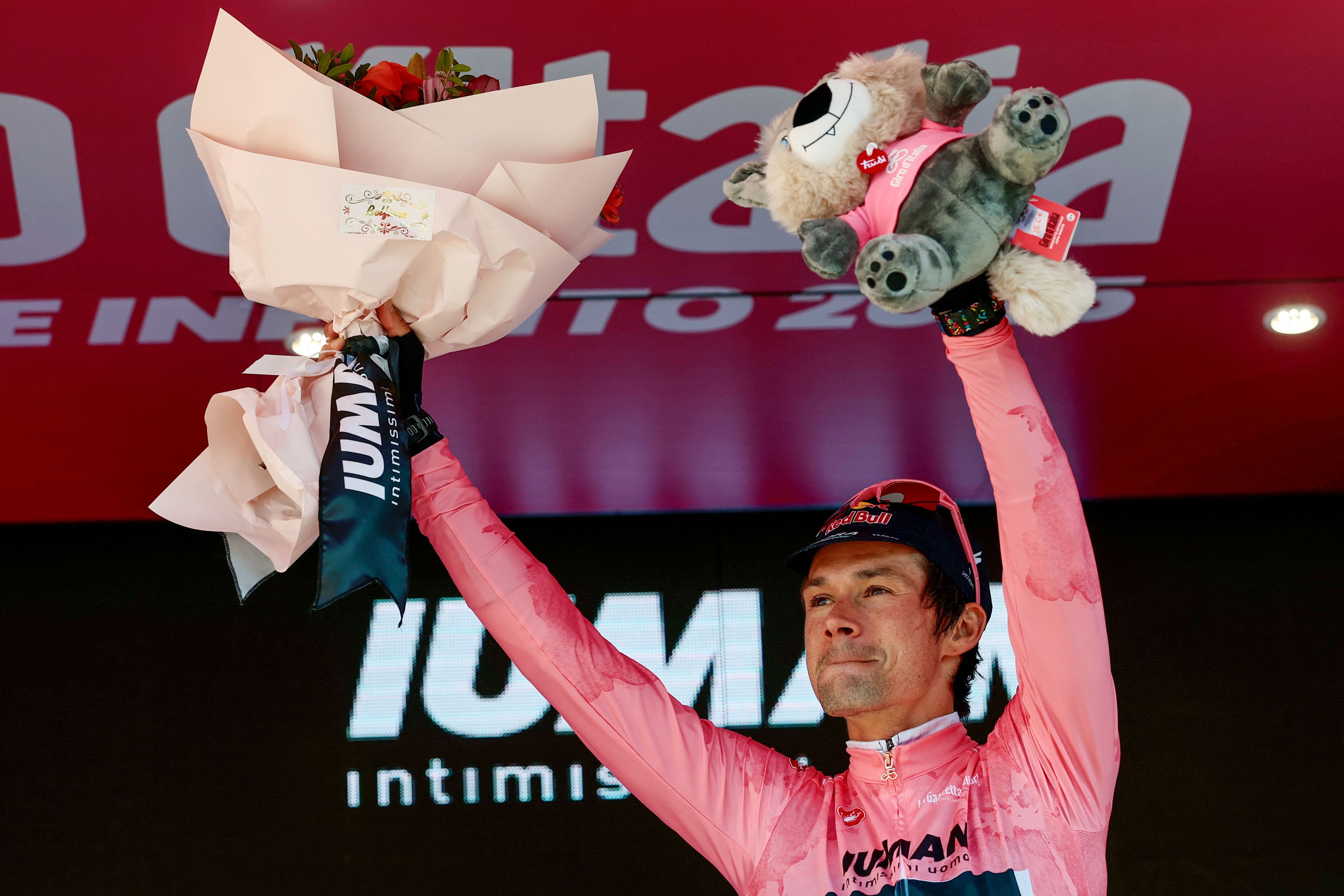 Roglic se viste de rosa y Tarling se lleva la contrarreloj