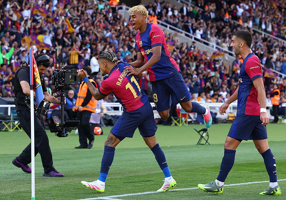 Raphinha, Yamal y Ferran celebran el tercer gol del Barcelona
