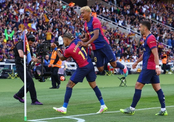 Raphinha, Yamal y Ferran celebran el tercer gol del Barcelona