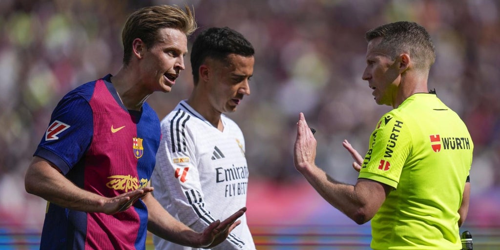 El árbitro debió anular el gol del empate de Yamal por mano previa de De Jong