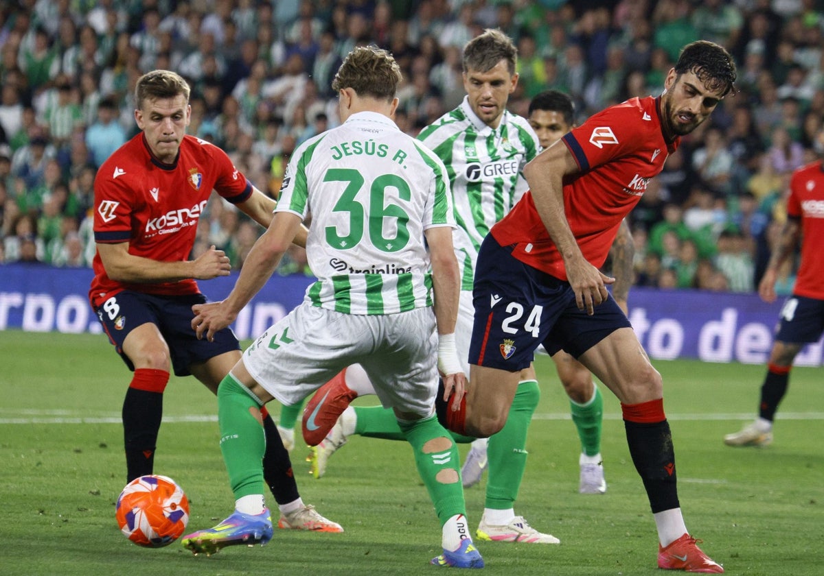 Jesús disputa un balón con Catena en el Betis-Osasuna