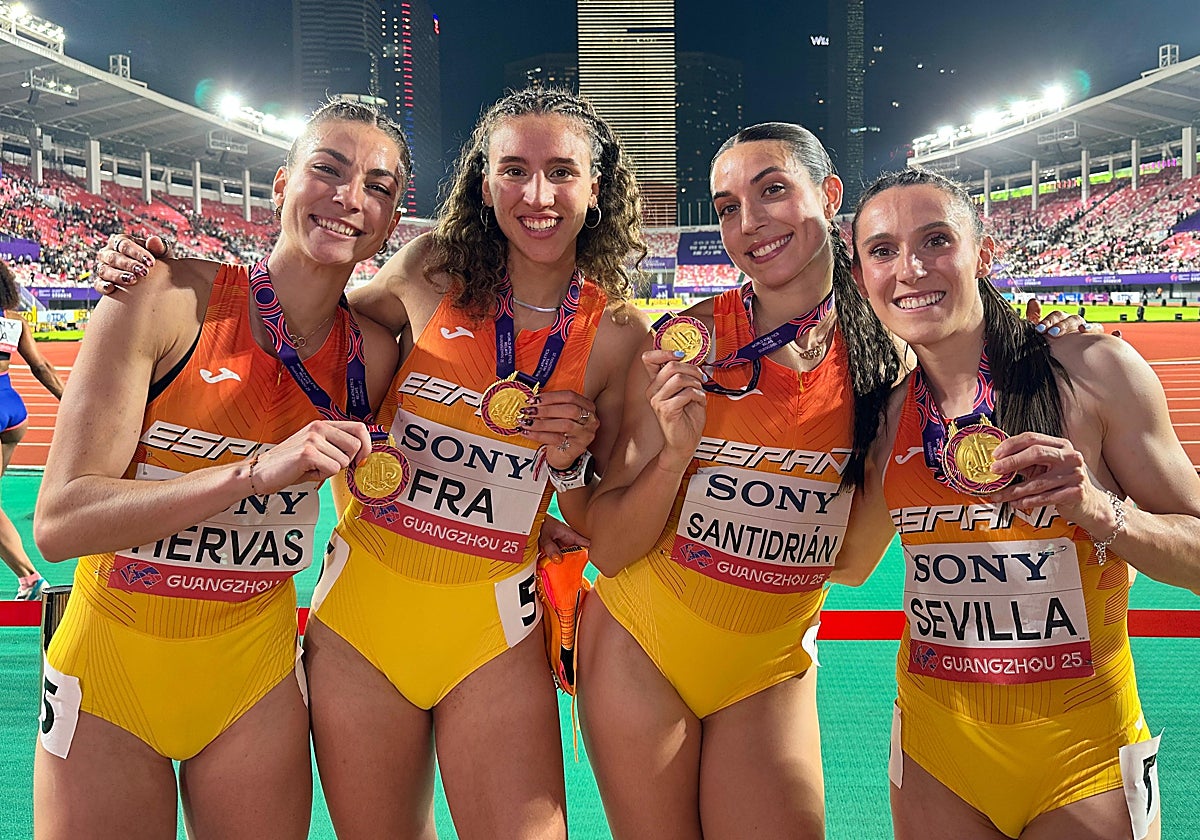 las integrantes del 4x400 femenino español, con la medalla de oro